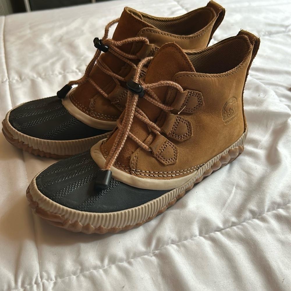 Sorel Tan and Black Laced Waterproof Boots Size 4 - Picture 3 of 11